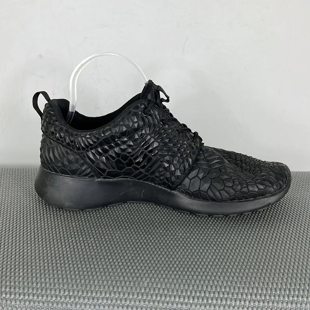 Nike triple black textured roshe one athletic shoes us women’s size 9_2